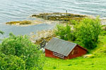 Een oude vissersboothuis langs de kust van Hareidslandet in Noorwegen