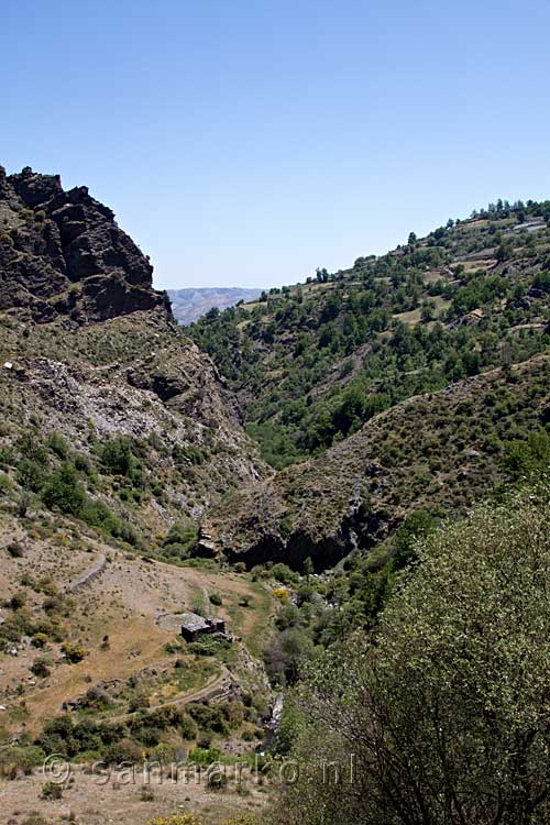 Het uitzicht vanaf Bérchules op de Junta de los ríos in de Sierra Nevada in Spanje