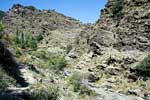 Het wandelpad langs de rotswanden van de Junta de los ríos in de Alpujarras