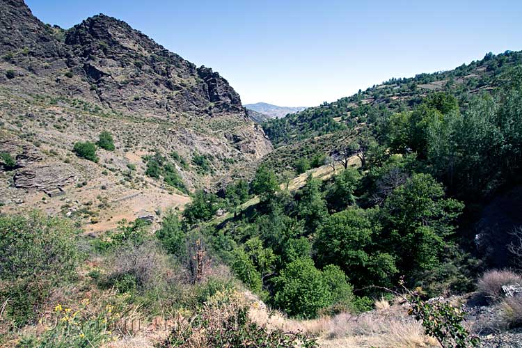 Het uitzicht over het dal van Junta de los ríos bij Bérchules in de Sierra Nevada in Spanje
