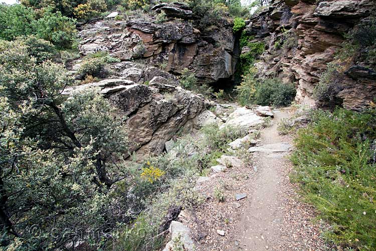 Het wandelpad gaat langs rotswanden bij Busquístar in de Alpujarras