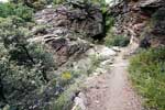 Het wandelpad gaat langs rotswanden bij Busquístar in de Alpujarras