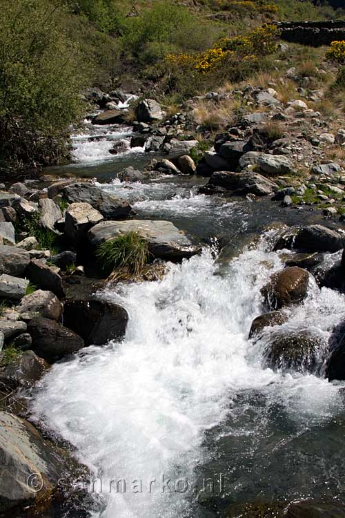 De snelstromende rivier in de Poqueira vallei bij Capileira in de Alpujarras in Spanje