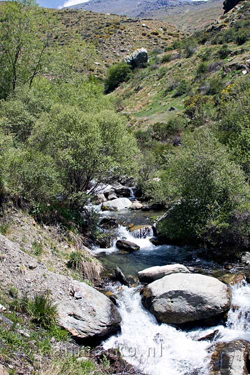 De rivier door de Poqueira vallei in de Alpujarras in Spanje