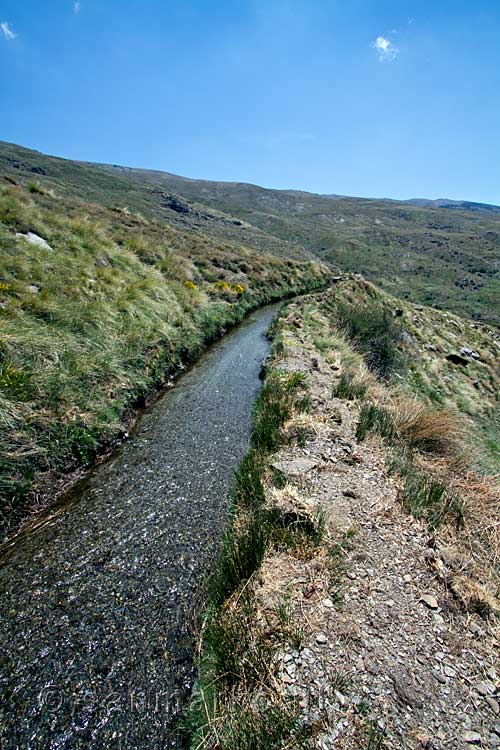 De waterweg waar we langs wandelen op de terugweg naar Capileira