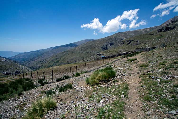 Vanaf Cortijo de las Thomas het uitzicht op de Sierra Nevada in Spanje