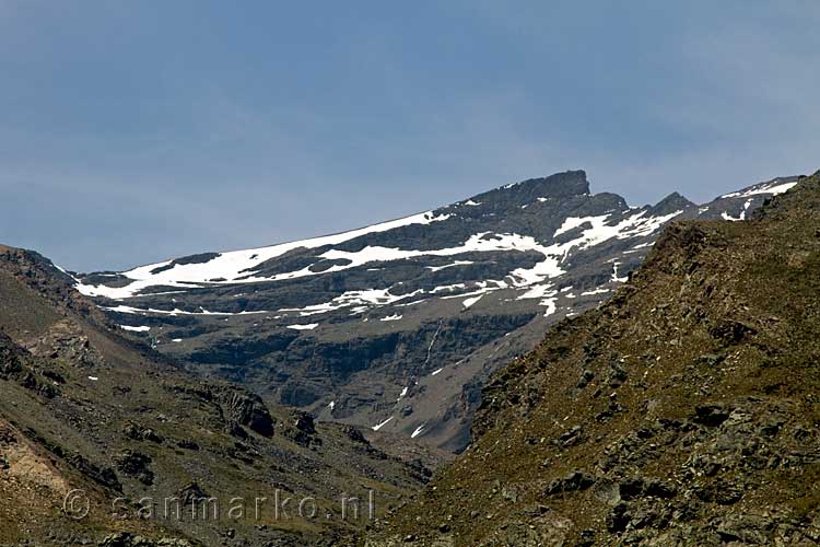 Eind mei ligt er nog best veel sneeuw op de Veleta in de Sierra Nevada