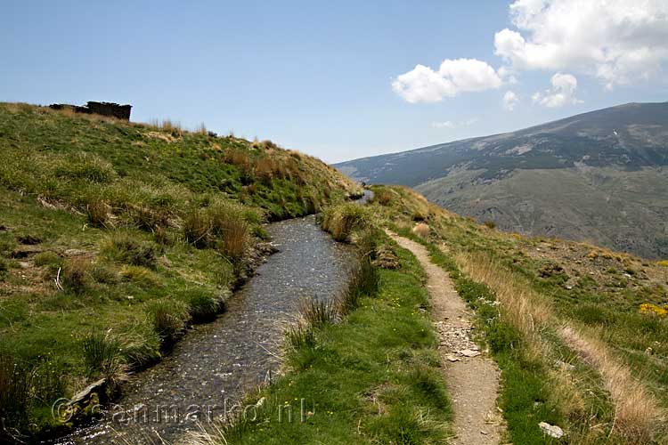Het wandelpad langs de waterweg in de Poqueira vallei bij Capileira
