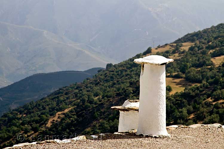 Een typische schoorsteen van de Alpujarras in Capileira in de Sierra Nevada in Spanje