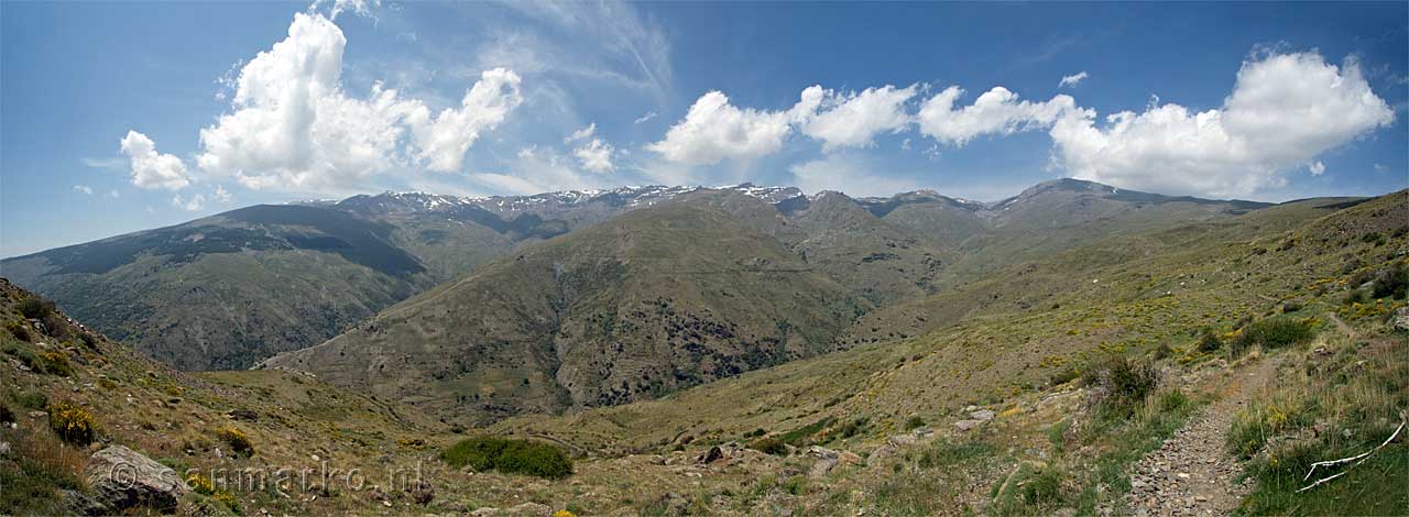 Panorama foto van de Sierra Nevada in Spanje met o.a. de Mulhacén (3482 m) en de Veleta (3392 m)