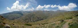 Panorama foto van de Sierra Nevada in Spanje met o.a. de Mulhacén (3482 m) en de Veleta (3392 m)