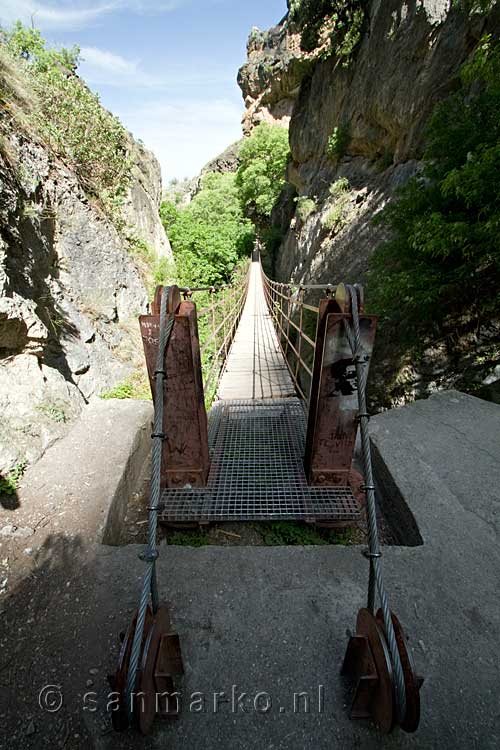 We zijn de hangbrug veilig over gestoken en wandelen verder door de Los Cahorros de Monachil