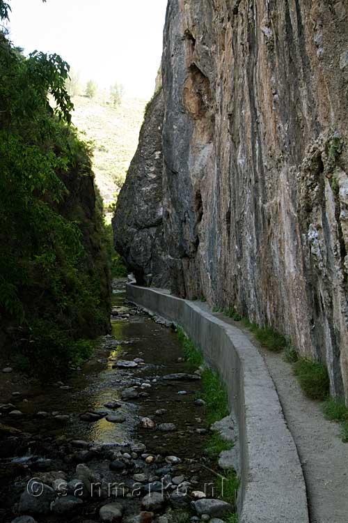 Het wandelpad door de kloof bij Los Cahorros de Monachil bij Granada in de Sierra Nevada