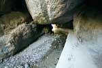 Een rots tunnel in de kloof van Los Cahorros de Monachil in de Sierra Nevada
