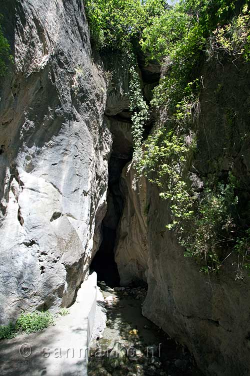 De uitgang van de tunnel in de Los Cahorros de Monachil bij Granada
