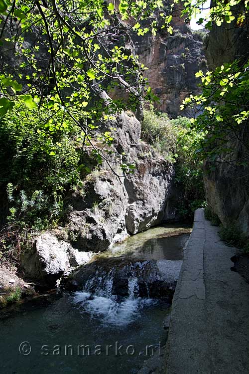 Een kleine waterval in de Río Monachil bij Monachil in de Sierra Nevada