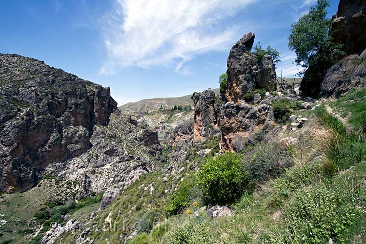 Een mooi uitzicht op het wandelpad door Los Cahorros de Monachil in de Sierra Nevada