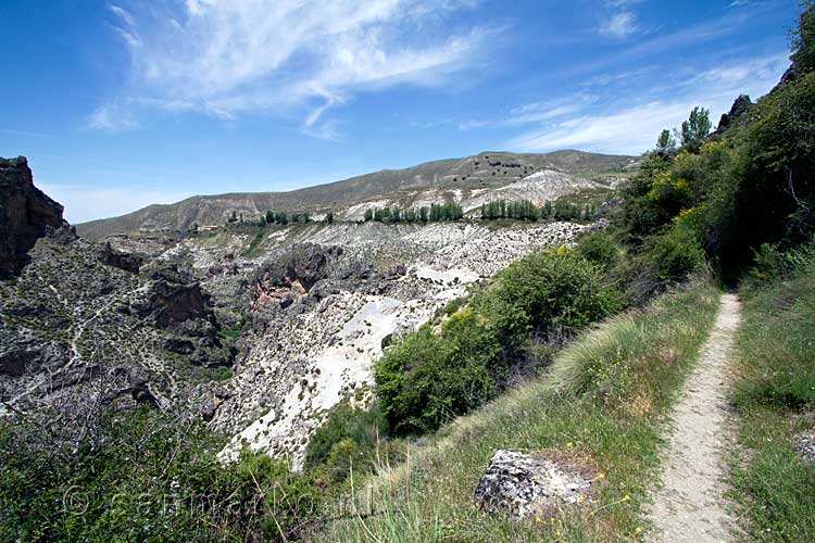 Het wandelpad met een mooi uitzicht over de Los Cahorros de Monachil bij Granada