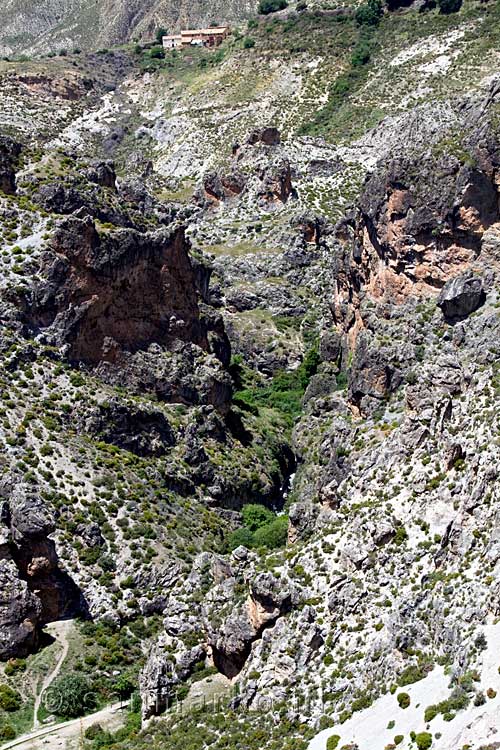 Een zeer mooi uitzicht over de Los Cahorros de Monachil in de Sierra Nevada