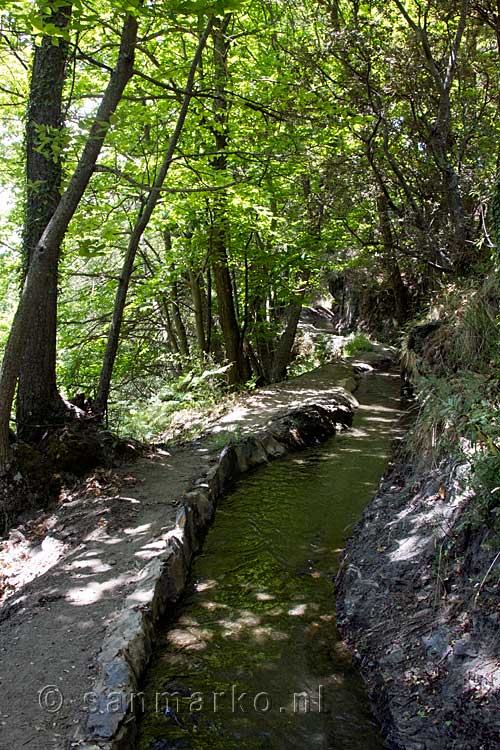 Het uitzicht over de bovenste waterweg bij Mecina-Bombarón in de Alpujarras