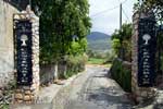 De poort aan het begin van de Ruta de los olivos centenarios in Orgiva