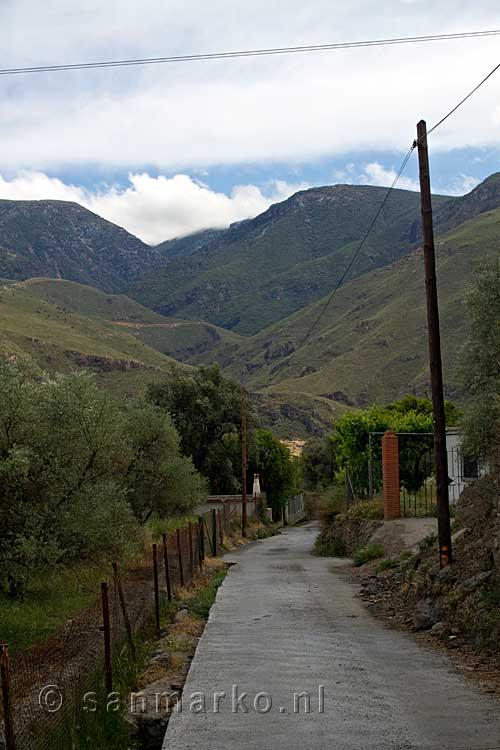 Het wandelpad door de fruitbomen bij Orgiva in de Alpujarras