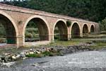De brug over de Rio Guandalfeo bij Orgiva in de Alpujarras in Spanje