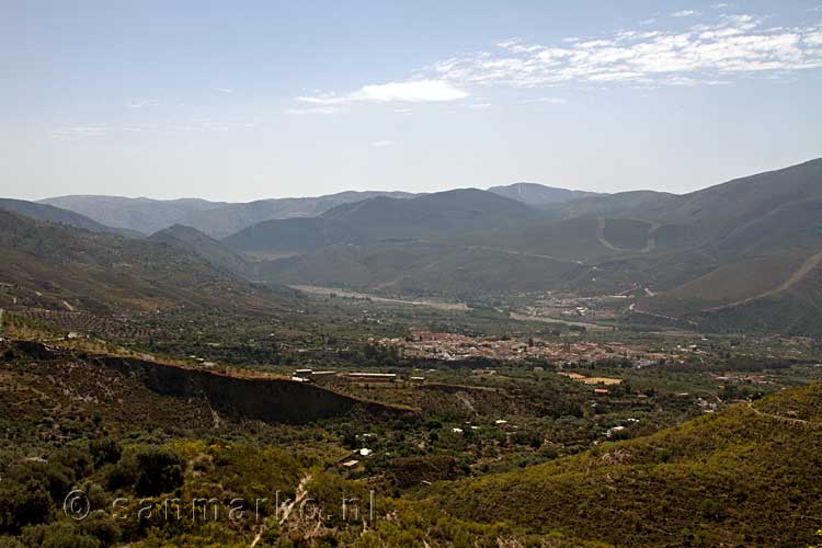 Het uitzicht over Orgiva en de Alpujarras in de Sierra Nevada in Spanje