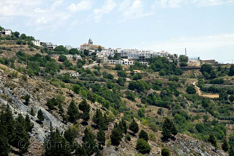 Vanaf het wandelpad hebben we een mooi uitzicht op Cáñar in de Alpujarras