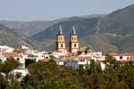 De kerktorens van Orgiva in de Alpujarras in de Sierra Nevada in Spanje