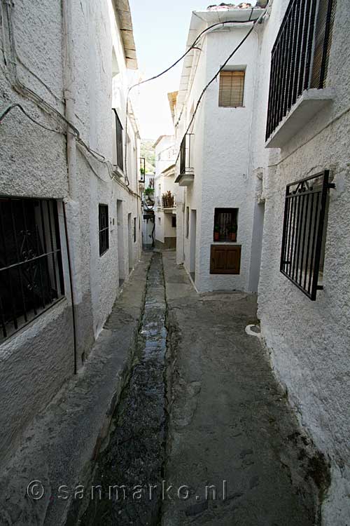 Een van de smalle straten van Pampaneira in de Alpujarras in Spanje