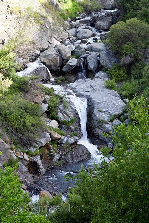 Het snelstromende water in de rivier bij Pampaneira in de Sierra Nevada