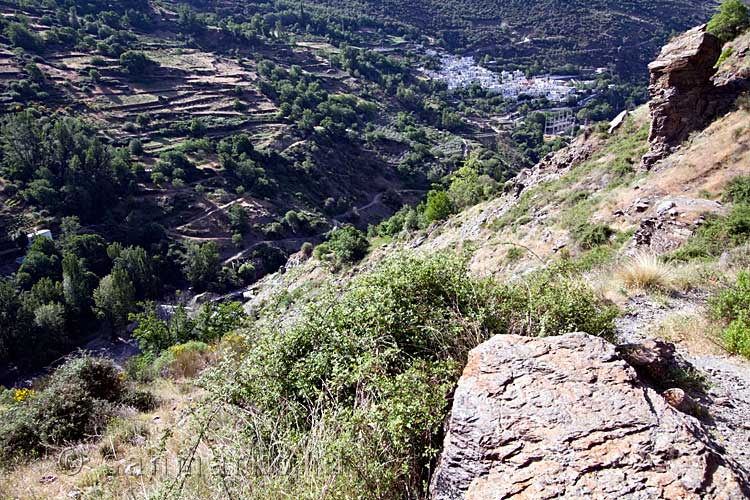 Vanaf een slecht wandelpad hebben we een mooi uitzicht over Pampaneira