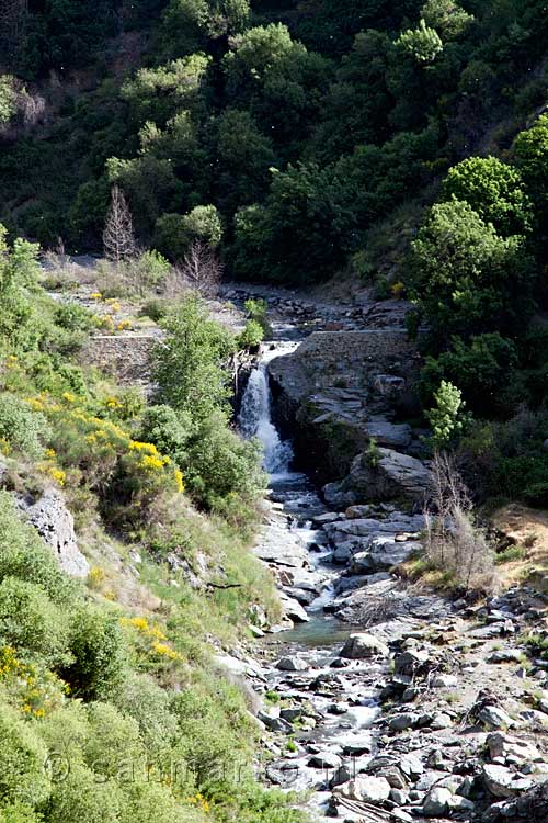 Een gebroken damwand in de rivier bij Pampaneira in de Sierra Nevada