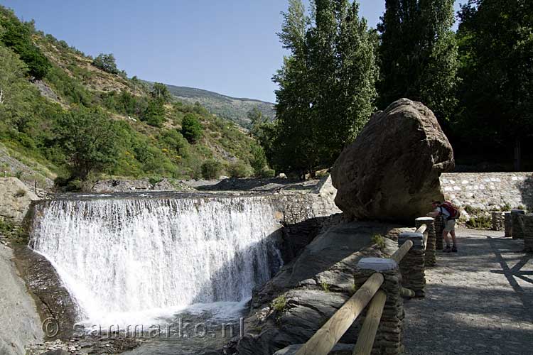 De brug met een mooie waterval tijdens onze wandeling bij Pampaneira