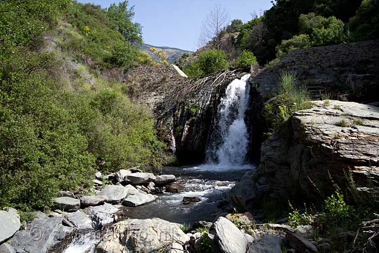 Een gebroken damwand met omgevallen bomen bij Pampaneira in de Alpujarras