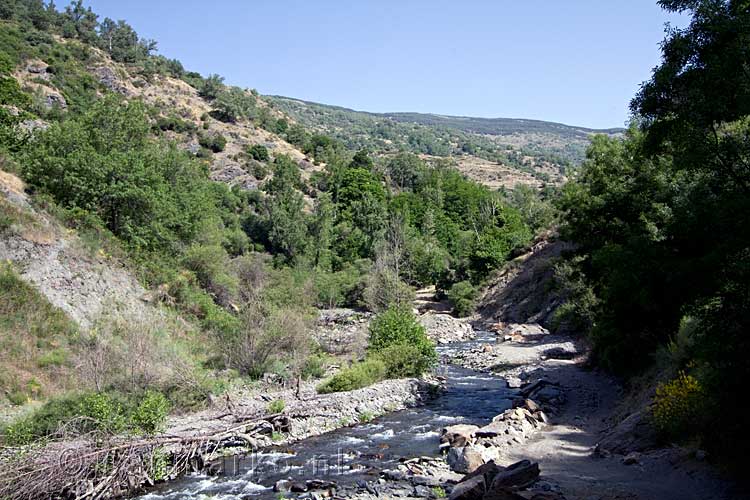 Het uitzicht van de rivier in de vallei bij Pampaneira in Spanje