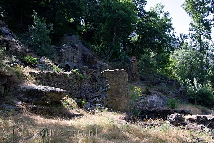 Restanten van een oude molen langs het wandelpad bij Pampaneira