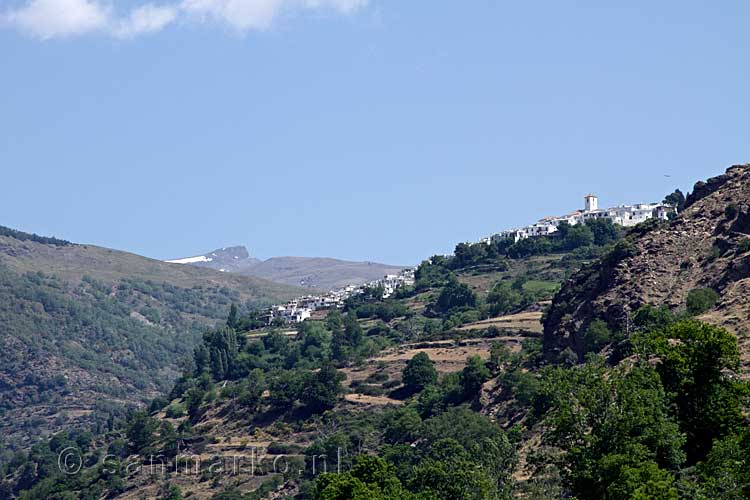 Het uitzicht over Capeleira en de Veleta in de Sierra Nevada in Spanje