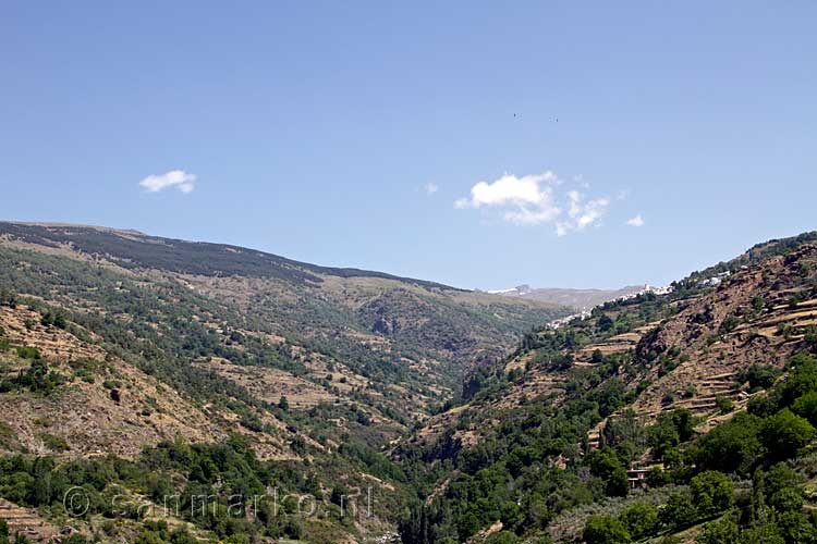 Vanaf Pampaneira een mooi uitzicht op de Sierra Nevada in Spanje