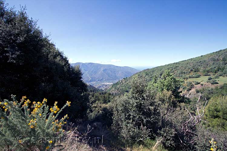 Het uitzicht in de richting van Lanjarón in de Alupjarras in Spanje