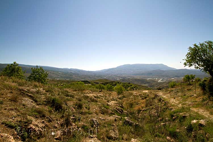 Het uitzicht over de Alpujarras vanaf het wandelpad bij Yegen