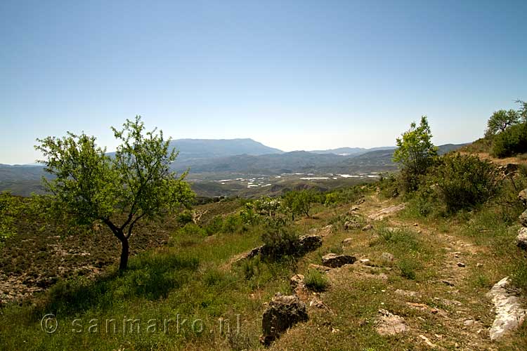 Uitzicht over de Alpujarras en het wandelpad bij Yegen in Andalusië
