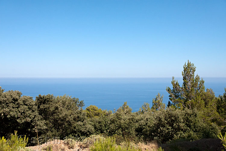 Het uitzicht over een mooie blauwe zee tijdens de rondwandeling naar Mola de S'Esclop