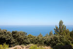 Het uitzicht over een mooie blauwe zee tijdens de rondwandeling naar Mola de S'Esclop