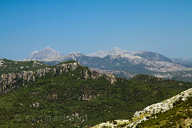 De Serra de Tramuntana en de Puig Major met het radarstation vanaf Mola de S'Esclop op Mallorca