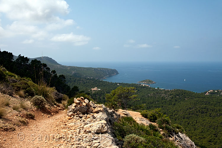 Het wandelpad in de mooie natuur rondom La Trapa op Mallorca