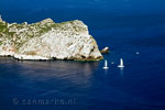 Twee zeilboten voor de kust van Illa sa Dragonera op Mallorca
