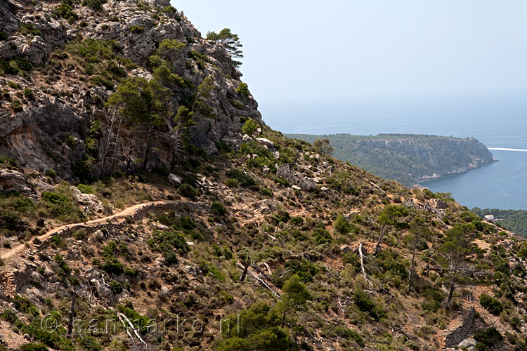 Het wandelpad langs de kustwand naar La Trapa op Mallorca