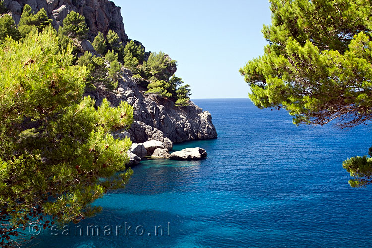 De helder blauwe zee aan het begin van de wandeling bij Sa Calobra op Mallorca